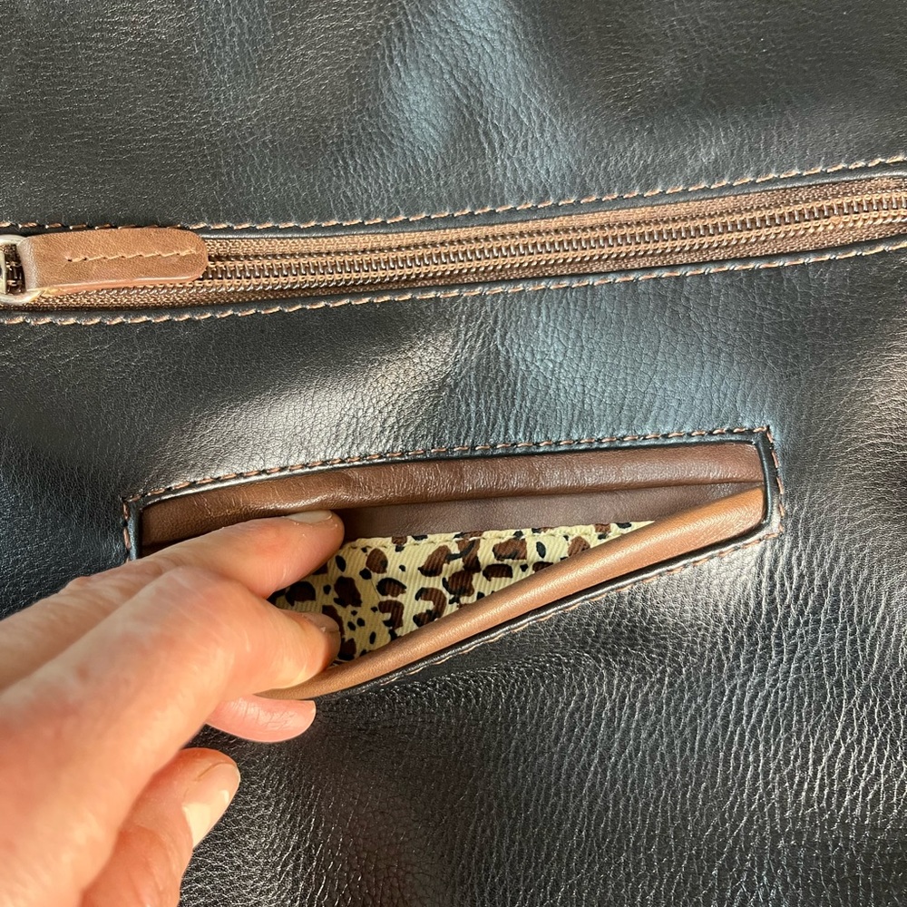 Ili black leather crossbody with brown leather detailing. - Picture 10 of 13